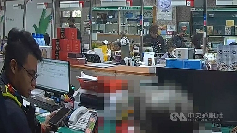 台中王姓婦人（前右）日前透過網路平台認識自稱住在伊拉克的男網友談起網戀，對方稱要要寄一箱美金需請王婦代繳稅金，王婦到郵局欲匯款時被察覺有異報案，警方勸說後成功阻詐。（翻攝照片）中央社記者蘇木春傳真　114年11月20日   