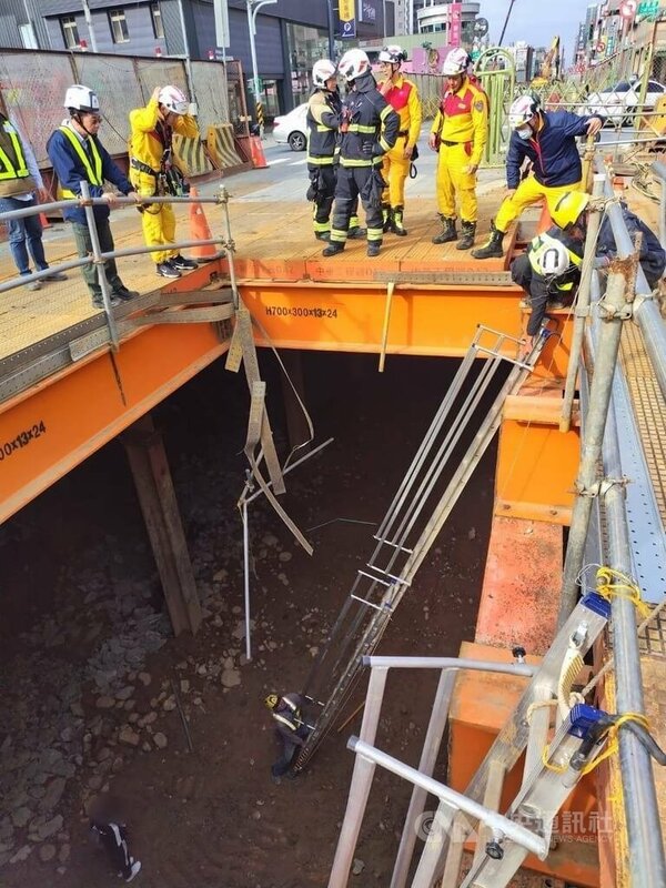 桃園市63歲廖姓女駕駛開車20日從介壽路二段賣場駛出車輛後，疑似因恍神、操作車輛不當，意外掉落深度約8公尺的捷運施工地內坑洞，所幸只有輕傷，消防員現場用梯子協助脫困。（翻攝照片）中央社記者葉臻傳真　114年11月20日   