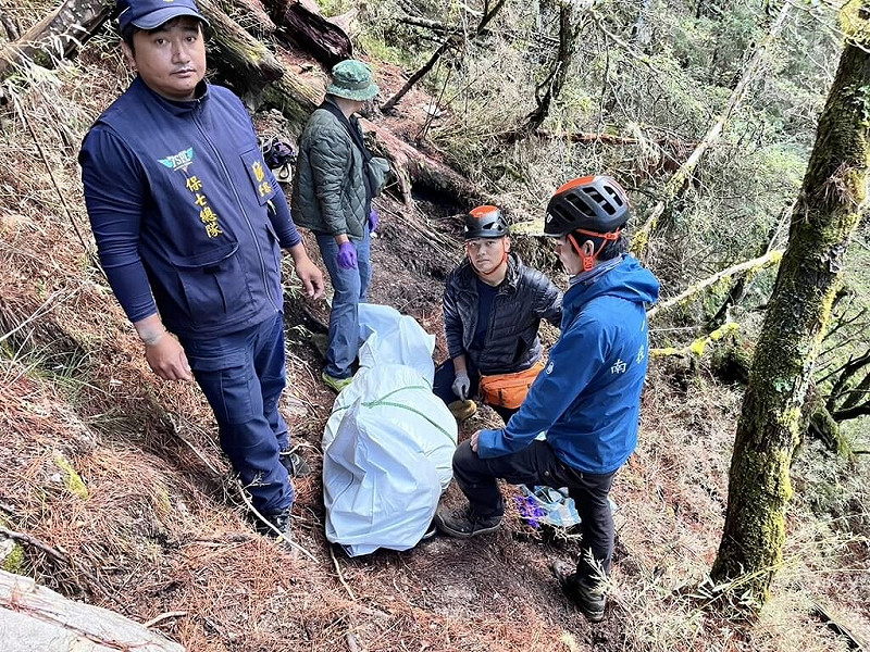 保安警察第七總隊刑警大隊長張益誠攀登八通關「八大秀」行程，疑因身體因素倒地失去生命徵象，南投縣消防局日前派員上山，20日將遺體帶至山屋後，再由直升機運送下山。（民眾提供）中央社記者蕭博陽南投縣傳真　114年11月20日   