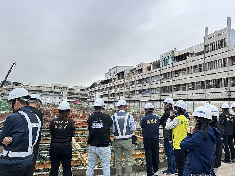 彰化市民代表會一行到中友百貨彰化店施工現場了解工程進度。   圖：中友百貨/提供