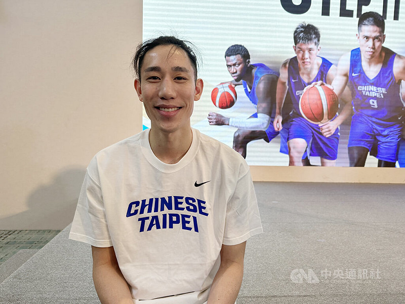 台灣職籃球星林書緯（圖）生涯首度入選台灣男籃代表隊，將征戰2027世界盃亞洲區資格賽。他20日在誓師大會上開心表示，拿到球衣很興奮，就像夢想成真。中央社記者黎建忠攝　114年11月20日   