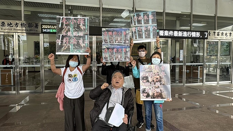 苗栗「人人犬舍」爆不當飼養繁殖、違規割除犬隻聲帶等，引發眾怒。動保團體質疑動防所評鑑多年卻未發現異狀，有掩護業者違法之虞，20日到苗栗地檢署控告動防所長張俊義涉嫌圖利等，盼檢方勿枉勿縱。（民眾提供）中央社記者管瑞平傳真　114年11月20日   