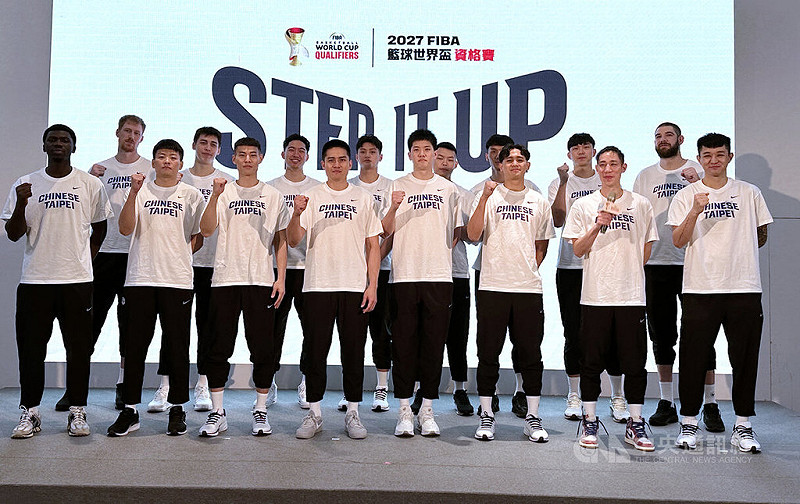 2027世界盃男籃亞洲區資格賽將登場，台灣男籃28日將於客場首戰日本，20日舉行賽前誓師大會，隊長陳盈駿（前左4）喊話要全力拚戰。中央社記者黎建忠攝　114年11月20日   