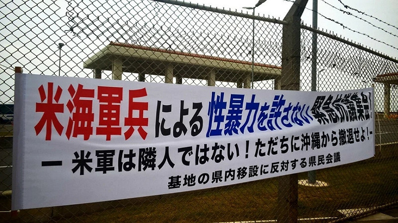 由於駐日美軍軍紀問題，沖繩民眾長期抗議，並反對基地擴張移設。   圖：翻攝陸網/騰訊