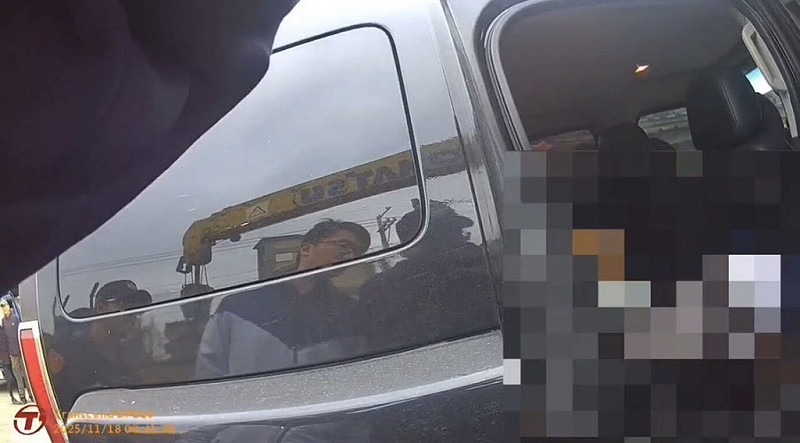 花蓮縣吉安鄉某工廠老闆日前駕駛汽車出門覺得車內有異味，查看竟發現有名陌生男子倒臥後座、已無生命跡象。警方20日表示，初判現場無打鬥或外力介入跡象，且男子與工廠老闆並不認識，已報請檢方相驗。（吉安警分局提供）中央社記者張祈傳真　114年11月20日   