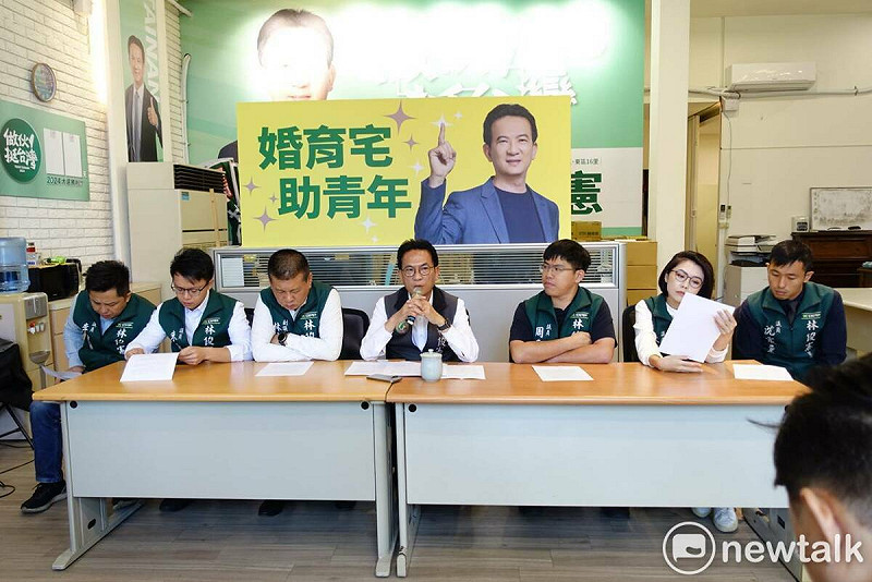 立法委員林俊憲今日提出「青年好成家三方案」，鎖定台南青年、婚育中的家庭與準父母，主打千戶婚育宅、社宅租金減免、育兒安全措施補助加碼三大政策，強調要把台南打造為「青年最願意留下打拼，成家立業的城市」。   圖：林俊憲服務處提供