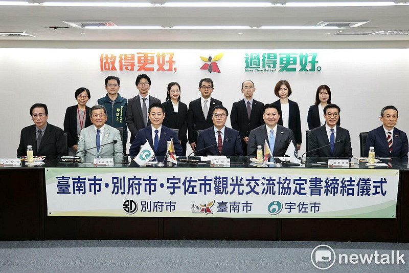 臺南市黃偉哲市長與日本大分縣別府市長野恭紘市長、宇佐市後藤竜也市長共同簽署「臺南市、別府市及宇佐市觀光交流協定書」。   圖：台南市政府提供
