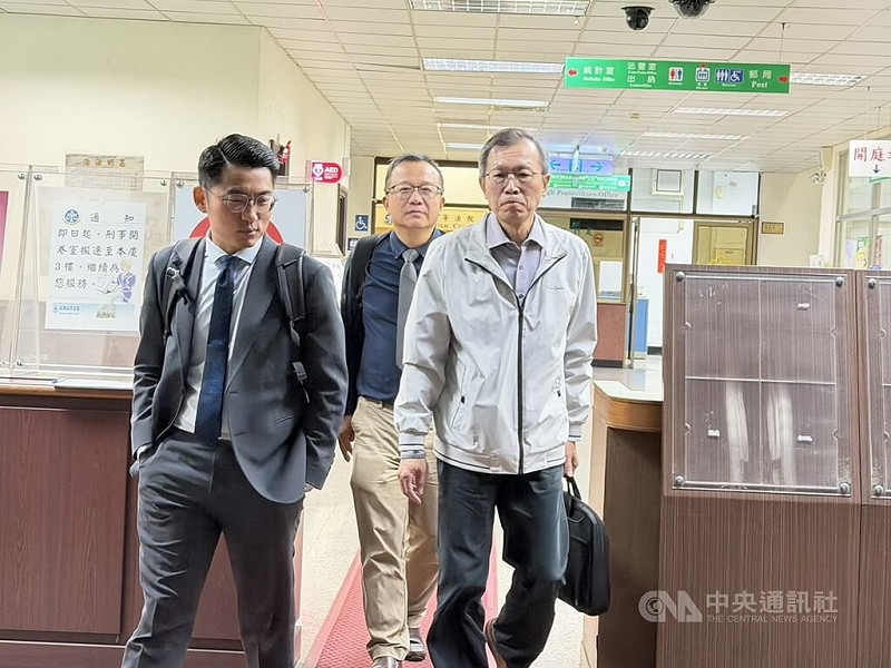 前宜蘭縣府建設處代理處長黃志良（右）涉及宜蘭縣長林姿妙等人貪污案，一審獲判無罪，二審台灣高等法院20日開庭，黃志良在律師陪同下出庭應訊。中央社記者劉世怡攝　114年11月20日   