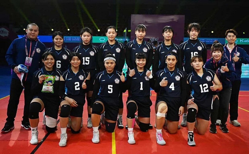 在孟加拉舉行的2025第2屆女子卡巴迪世界盃（Women's Kabaddi World Cup 2025），台灣代表隊20日預賽迎戰強敵伊朗，成功以31比21搶勝，主攻手林依旻（前右3）表現出色。（蔡威暘提供）中央社記者黎建忠傳真　114年11月20日   