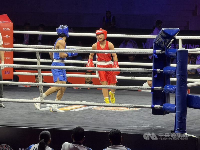 台灣拳擊小將郭怡萱（紅衣）20日在印度大諾伊達舉行的WB盃總決賽女子51公斤級冠軍戰，以0比5敗給地主好手薩瑞恩，但仍替台灣帶回一面銀牌。中央社記者李晉緯大諾伊達攝　114年11月20日   