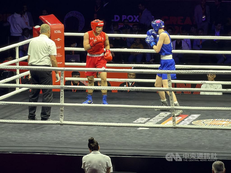 台灣女子拳擊好手陳念琴（紅衣）20日在WB盃總決賽女子65公斤級決賽獲勝，奪下金牌。中央社記者李晉緯大諾伊達攝　114年11月20日   