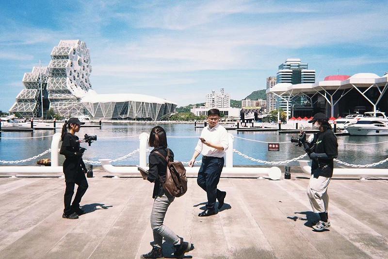 賴瑞隆(右二)首部形象影片希望讓市民看見他最真實的一面。   圖：賴瑞隆辦公室/提供