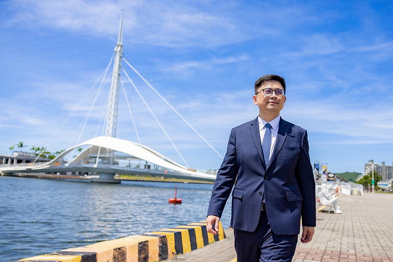 鏡頭延伸到賴瑞隆的市政建設遠景。   圖：賴瑞隆辦公室/提供