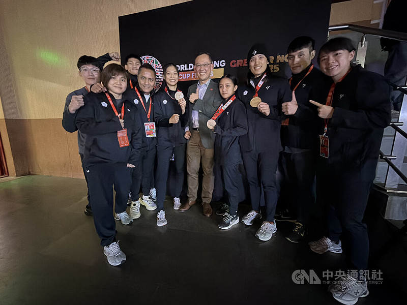 台灣拳擊好手陳念琴（右3）在WB盃總決賽奪得金牌，賽後她將榮耀歸功於團隊，也透露情蒐讓她摸清對手策略，成為摘下金牌的關鍵。中央社記者李晉緯大諾伊達攝　114年11月21日   圖：中央社提供