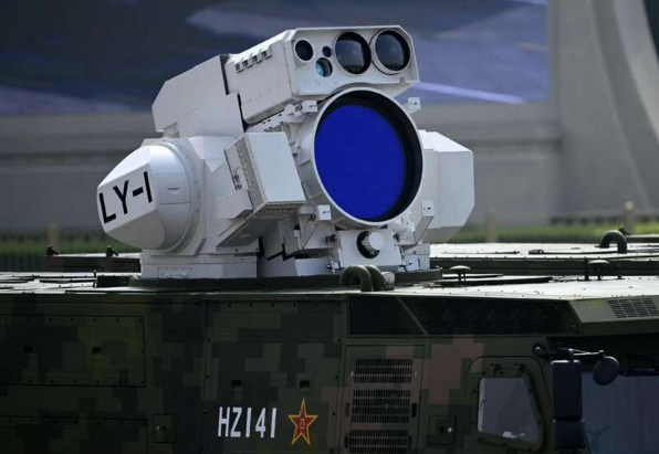 「四明山」艦裝載的極可能是於 9·3 閱兵亮相的 LY-1 型艦載雷射武器，採化學能激勵，輸出功率約百千瓦級，可攔截低空無人機、小型巡航飛彈與光電偵察設備。 圖:翻攝自科大烽火