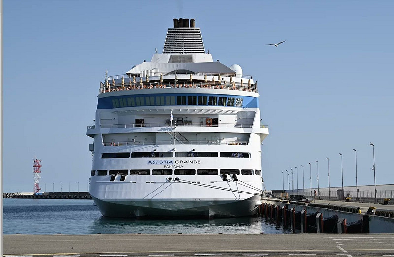 一艘载有 600 名俄羅斯旅客的「阿斯托利亞格蘭德號」郵輪日前被土耳其拒絕進入伊斯坦堡港，只能在外海盤旋數小時後被迫返航索契。   圖:翻攝自X帳號@nexta_tv