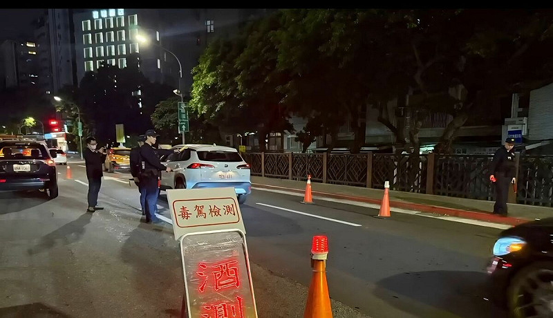 台北市警局昨（20）日起啟動唾液毒品快篩檢測執法，自辦「擴大取締酒駕、毒駕兼防制危險駕車勤務」。   圖：台北市警局提供