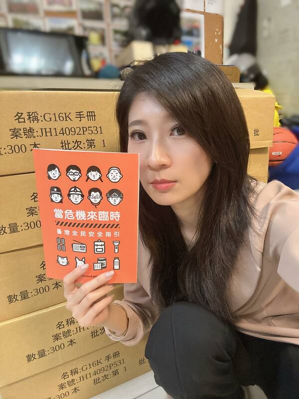 國防部近日發表新版全民國防手冊，內文中提到「任何有關國家戰敗或政府宣佈投降的訊息，都是假訊息」。不過此話卻遭國民黨前發言人李明璇批評該說法相當可笑，並稱不投降從來都不是一個負責任的政府該做的。   圖：翻攝李明璇臉書