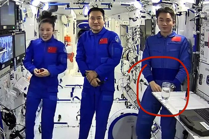 近期一張中國航天員在太空站做實驗的照片引發大規模爭議，許多網友宣稱在太空站的環境中，水不可能乖乖留在開放的水杯內，質疑中國當局「造假」實驗影片。然而，有德國媒體發布報導澄清，強調該現象的確會在太空站內發生，否定造假的可能性。   圖：翻攝自 @Jerry00107966 X 帳號