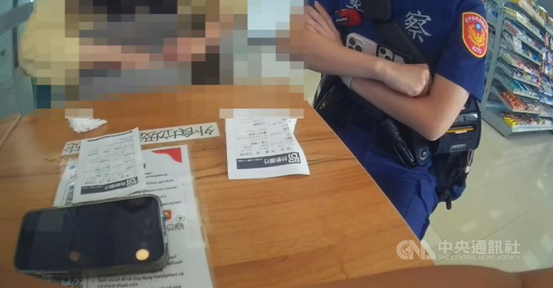 台中陳姓女子（左）日前認識網友，對方稱見面須先買禮物卡，陳姓女子不從，對方就自稱是黑幫將對陳姓女子家人不利，陳姓女子到便利商店準備提款交易，由於感到害怕而情緒崩潰，員警到場安撫確認詐騙阻詐。（翻攝照片）中央社記者蘇木春傳真　114年11月21日   