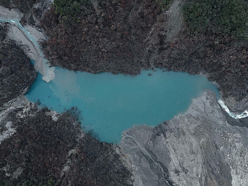 目前馬太鞍溪堰塞湖1湖區面積約8公頃，水位較9月23日溢流時下降達132.6公尺。   圖：林保署／提供