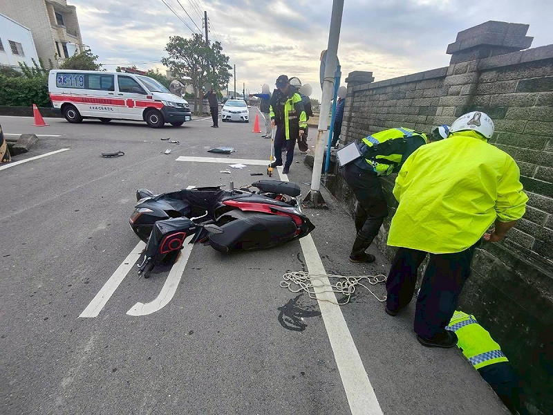 一名16歲高中生無照騎車與43歲男子發生碰撞，雙雙送醫。   圖：翻攝自記者爆料網