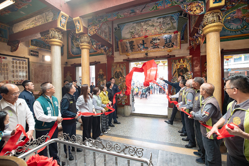 賴清德總統今（21）天南下雲林西螺吳厝朝興宮贈匾「慈雲吐澤」。   圖：總統府提供