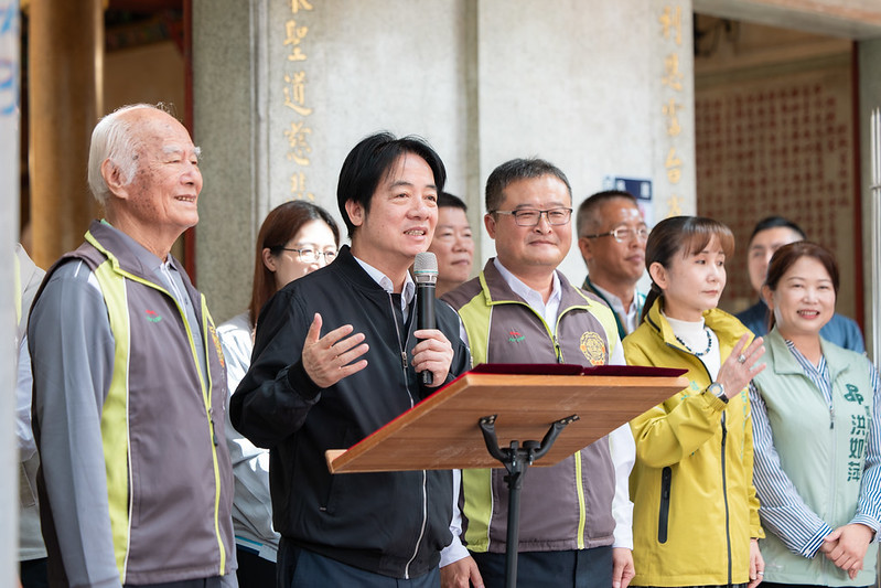 賴清德總統今（21）天南下雲林西螺吳厝朝興宮贈匾「慈雲吐澤」，並向民眾宣傳國政。   圖：總統府提供