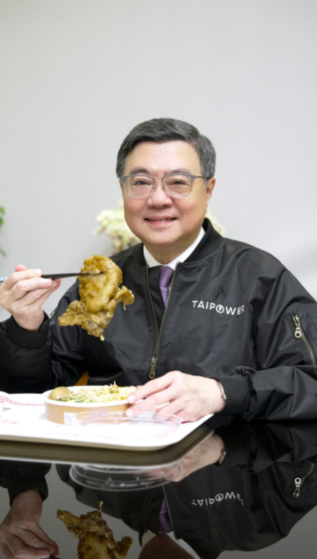 行政院長卓榮泰今（21）日則秀出吃台灣豬肉的照片，喊出「分工一下...總統吃日本料理，我吃台灣豬！」   圖：擷自卓榮泰臉書粉專