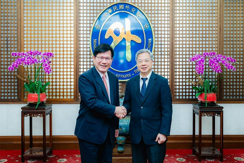 外交部長林佳龍（左）及經濟部長龔明鑫（右）合影。   圖：外交部提供