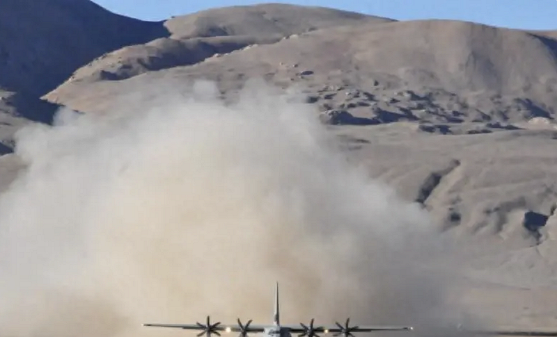 印度於12日啟用的穆德尼奧馬空軍基地距中印邊境僅約30公里，被視為印度強化前沿軍事部署的關鍵一步。   圖：翻攝自 又看風雲起