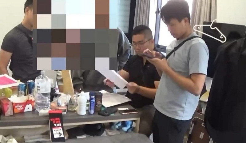 新竹地檢署21日表示，詐欺集團假冒檢警佯稱普發現金遭盜領，誘使1名婦人提供存摺帳戶，致新台幣80萬元遭提領；檢警逮捕車手、水手等3人到案，其中2人遭聲押禁見獲准。（警方提供）中央社記者郭宣彣傳真　114年11月21日   