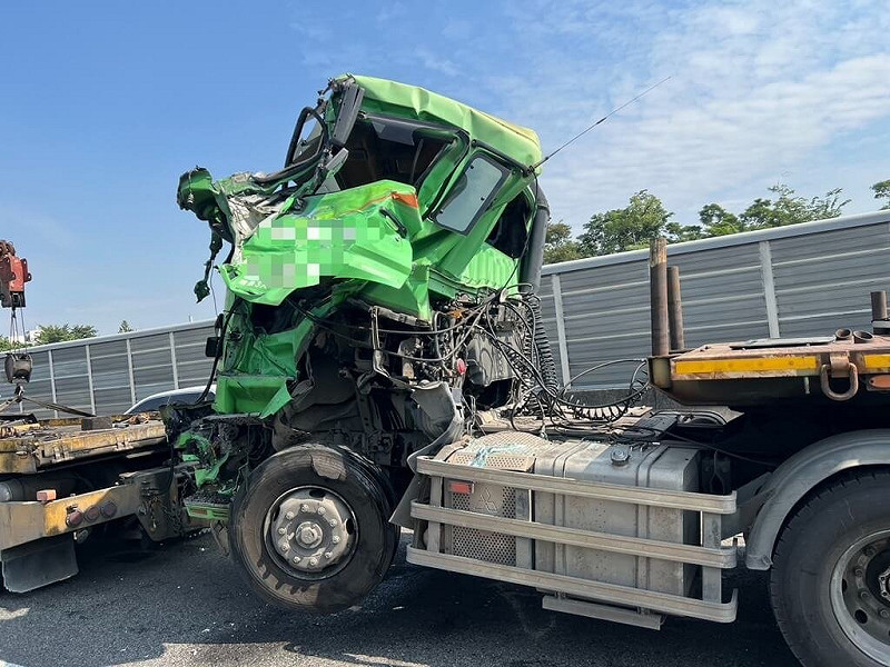 59歲洪姓男子21日駕駛營業貨運曳引車行經國道1號北向367.8公里處（高雄瑞隆路段），疑因未保持行車安全距離，追撞前方大貨車再推撞貨運曳引車。洪男腿部開放性骨折、意識清醒送醫救治。（國道公路警察局第五公路警察大隊提供）中央社記者張已亷傳真　114年11月21日   