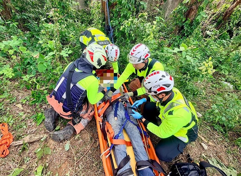 新竹市一名男性工人21日中午工作時不慎失足滑落約10公尺深山坡，警消獲報馳援，透過架梯和繩索系統順利將擦傷、胸痛的傷者救出送醫。（新竹市消防局提供）中央社記者魯鋼駿傳真　114年11月21日   