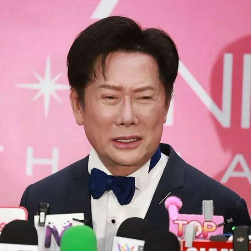 決賽當晚，納瓦僅在社群平台發布觀眾席照片，並未現身舞台。他在博斯加冕後以泰文寫道：「千言萬語也無法表達。」並表示結果交由全球觀眾自行判斷。 圖:翻攝自X帳號@InformaCosmos