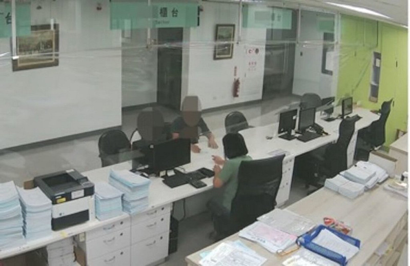 高雄某牙醫集團旗下診所涉嫌聘用不具醫師資格人員看診並詐領健保費用，遭裁罰新台幣739萬元，俞姓診所負責人遲未繳納，遭行政執行署高雄分署扣押股票、銀行存款等資產，並進一步扣押期貨帳戶。俞男為避免財產受到更大損失，才將積欠罰鍰全數繳清。（行政執行署高雄分署提供）中央社記者張已亷傳真　114年11月21日   