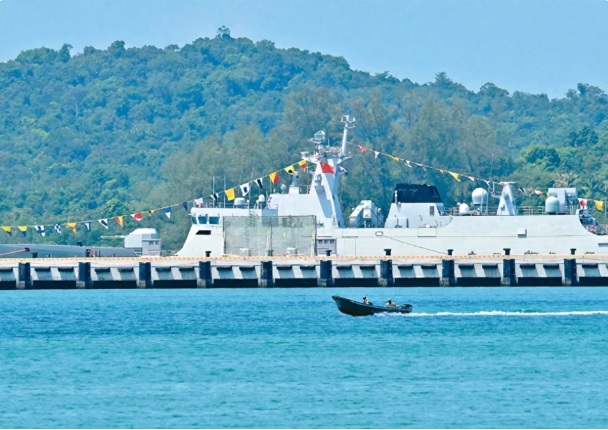 即使美國放出多項利好消息，柬埔寨方面仍堅持維護與中國的合作關係，認為美國無法輕易離間中國與柬埔寨。圖為停靠在柬埔寨雲壤海軍基地的解放軍船艦。   圖：翻攝自 騰訊網 真知見