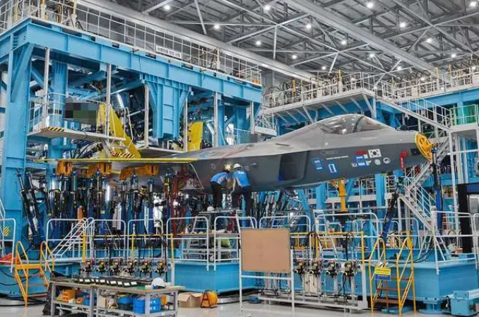 KF-21 是韓國自 2010 年 KF-X 專案發展而來的 4.5 代多用途戰機，設計介於四代機與五代隱形戰機之間。 圖:翻攝自寰球戰略解讀