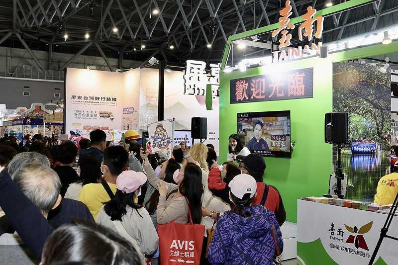 2025大台南國際旅展今日在大台南會展中心盛大開幕，大台南國際旅展今年邁入第14年，共吸引190個攤位參展，值得注意的是，包括日本滋賀縣、仙台市、山形市、別府市、宇佐市、水上町及宇土市、宇城市、美里町等台南友好城市，以及台南姊妹市菲律賓阿克蘭省都參與旅展，展現台南城市外交活躍。   圖：台南市政府提供