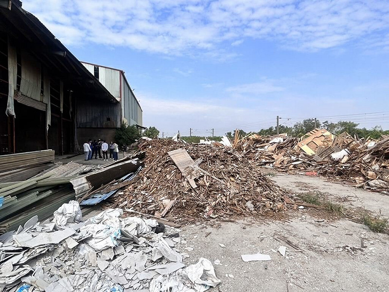 高雄市燕巢、田寮區多處山坡地遭傾倒廢棄物，檢警18日會同環保局等單位前往履勘，循線查出涉案父子檔租用燕巢區某處鐵皮屋（圖）作為棄置廢棄物場所，後續再傾倒於山坡土地，嚴重污染山坡地環境。（橋頭地檢署提供）中央社記者張已亷傳真　114年11月21日   