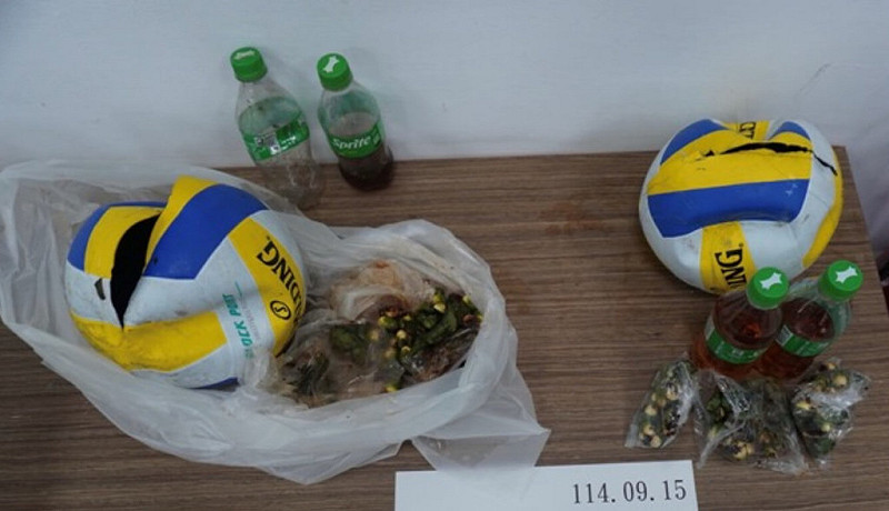 花蓮監獄人員9月14日晚間巡邏時，看到有無人機從上方經過且投擲2顆物品，立即通報戒護科封鎖籃球場，於現場找到2顆排球，球內藏著違禁品威士忌跟檳榔，警方獲報循線逮獲涉案羅姓男子，依法送辦、移請裁處。（花蓮縣警局提供）中央社記者張祈傳真　114年11月21日   