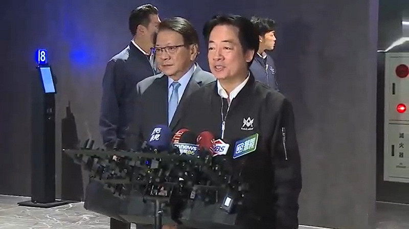 總統賴清德21日晚間偕同總統府秘書長潘孟安等人，前往電影院觀賞由陳玉勳執導、入圍第62屆金馬獎11項大獎的國片《大濛》。   圖：截取自總統府提供影片