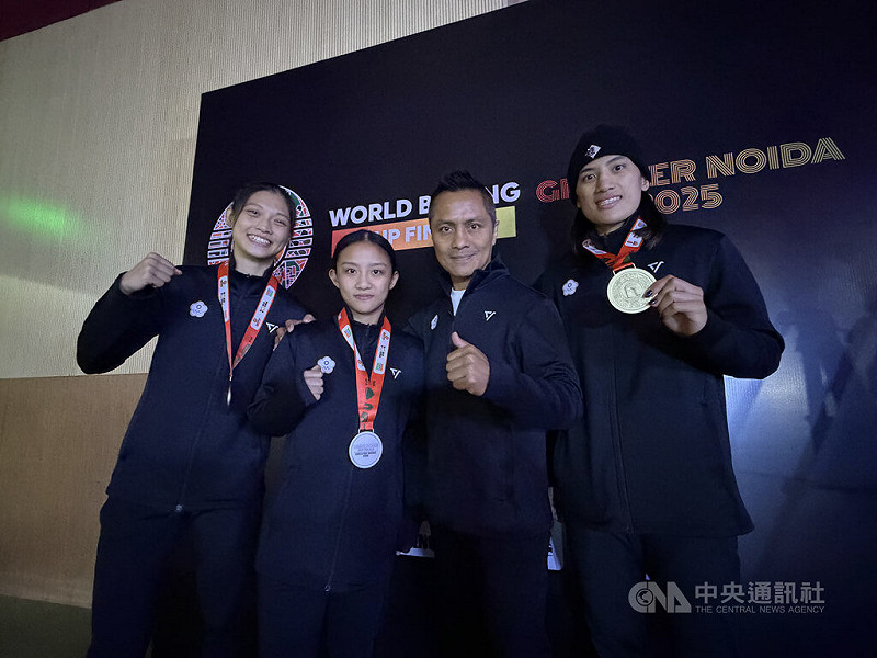 台灣拳擊女將郭怡萱（左2）、吳詩儀（左1）、陳念琴（右1）組成的「夠無情戰隊」讓對手叫苦連天，但團隊中其實充滿愛心，尤其靈魂人物柯文明（右2）教練帶人帶心的方式，讓成員們凝聚超強向心力，成為頻頻奪下佳績的關鍵。中央社記者李晉緯新德里攝　114年11月21日   