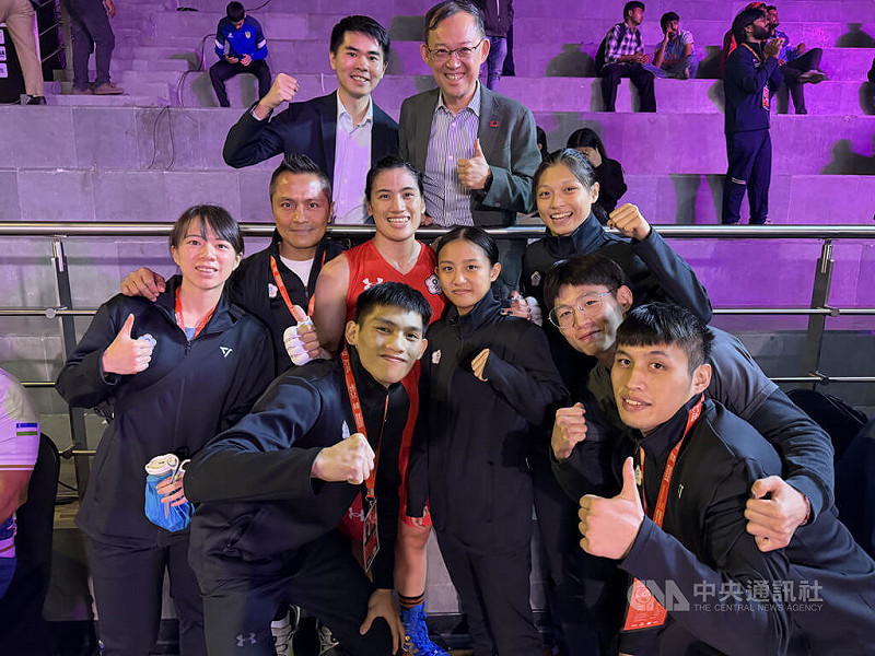 台灣拳擊教練柯文明（中排左2）率領郭怡萱、吳詩儀、陳念琴組成的「夠無情戰隊」，在各大拳賽屢創佳績。帶人帶心的他，將成功歸於團隊成員的付出。中央社記者李晉緯新德里攝　114年11月21日   