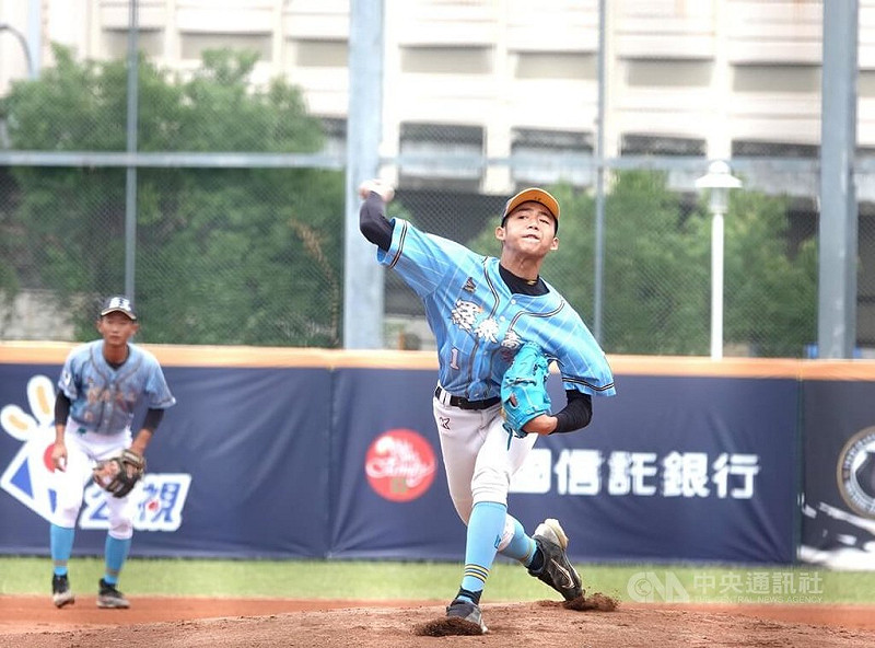 黑豹旗青棒賽羅東高工靠著先發投手郭靖源（右）5局無失分好投壓制，以10比0擊敗金門農工、闖進8強寫隊史紀錄。中央社記者謝靜雯攝　114年11月21日   