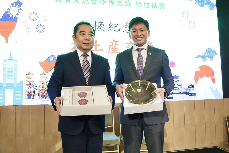 遠藤洋路(左)與吳立森(右)互贈紀念品。   圖：高雄市教育局/提供