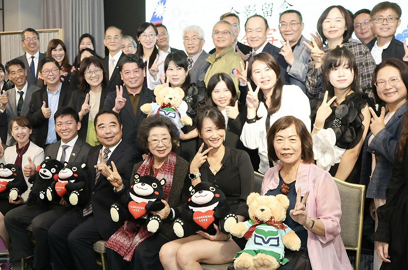 日本熊本市與高雄市簽署教育合作備忘錄10所高中、國中與國小校長共同出席簽署儀式。   圖：高雄市教育局/提供