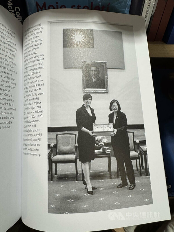 甫卸任捷克眾議長的艾達莫娃在她的新書「我不是糖做的，也不是鐵做的」中，分享2023年率團訪問台灣的經歷。圖為艾達莫娃與時任總統蔡英文合影。中央社記者劉郁葶布拉格翻攝　114年11月21日   圖：中央社提供