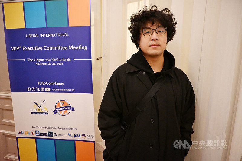 民進黨立委沈伯洋赴荷蘭海牙出席國際自由聯盟會議，他說各國的國會議員透過這樣的組織與合作，向中國傳遞「挺台灣」的訊息。中央社記者吳柏緯海牙攝　114年11月22日   圖：中央社提供