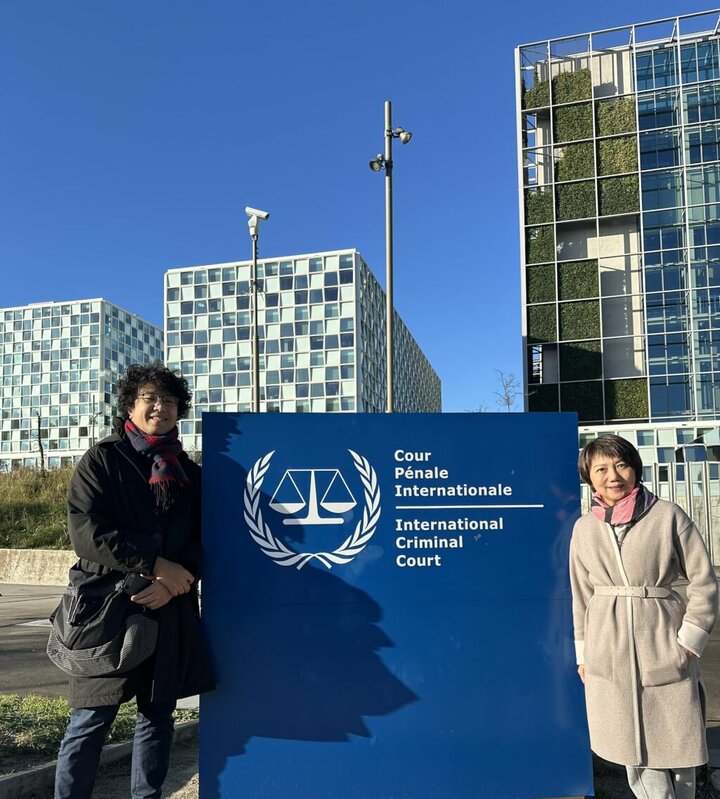 范雲（右）、沈伯洋（左）赴荷蘭出席國際自由聯盟會議，范雲21日晚上發布兩人站在國際刑事法院前的合照。   圖：翻攝范雲臉書